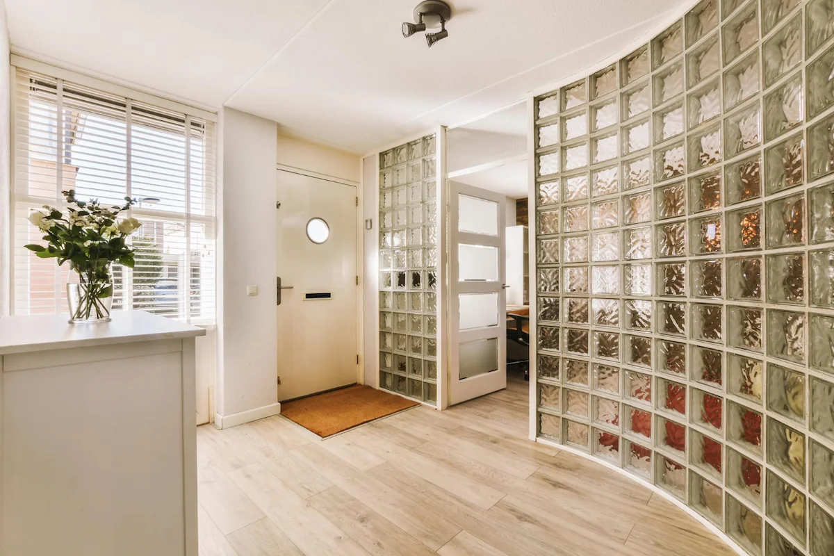 Pemasangan Glass Block di Lorong Rumah